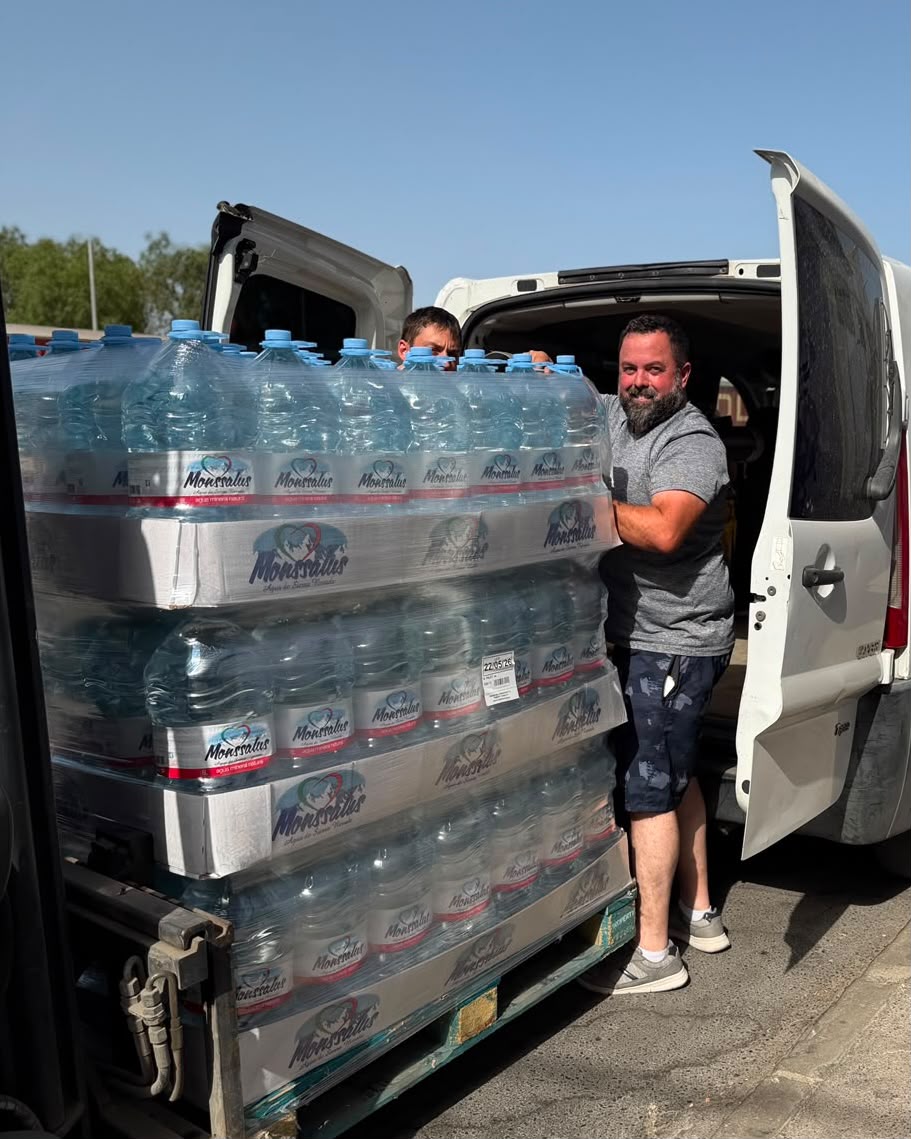 Cliente cargando un palé completo de agua Monssalus en su furgoneta en Borosa Market