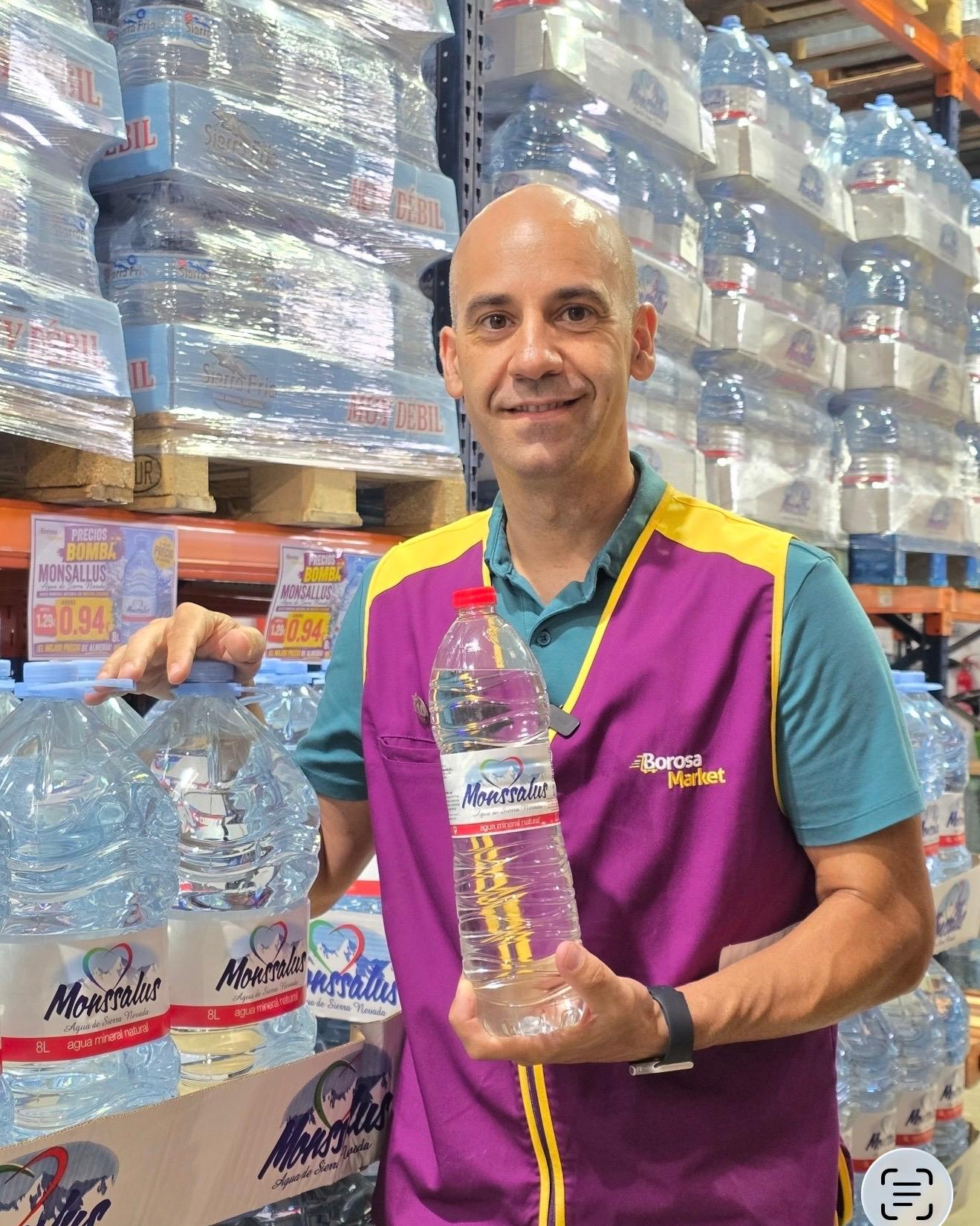 Santos, de Borosa Market, junto a los palés de agua Monssalus con el nuevo precio