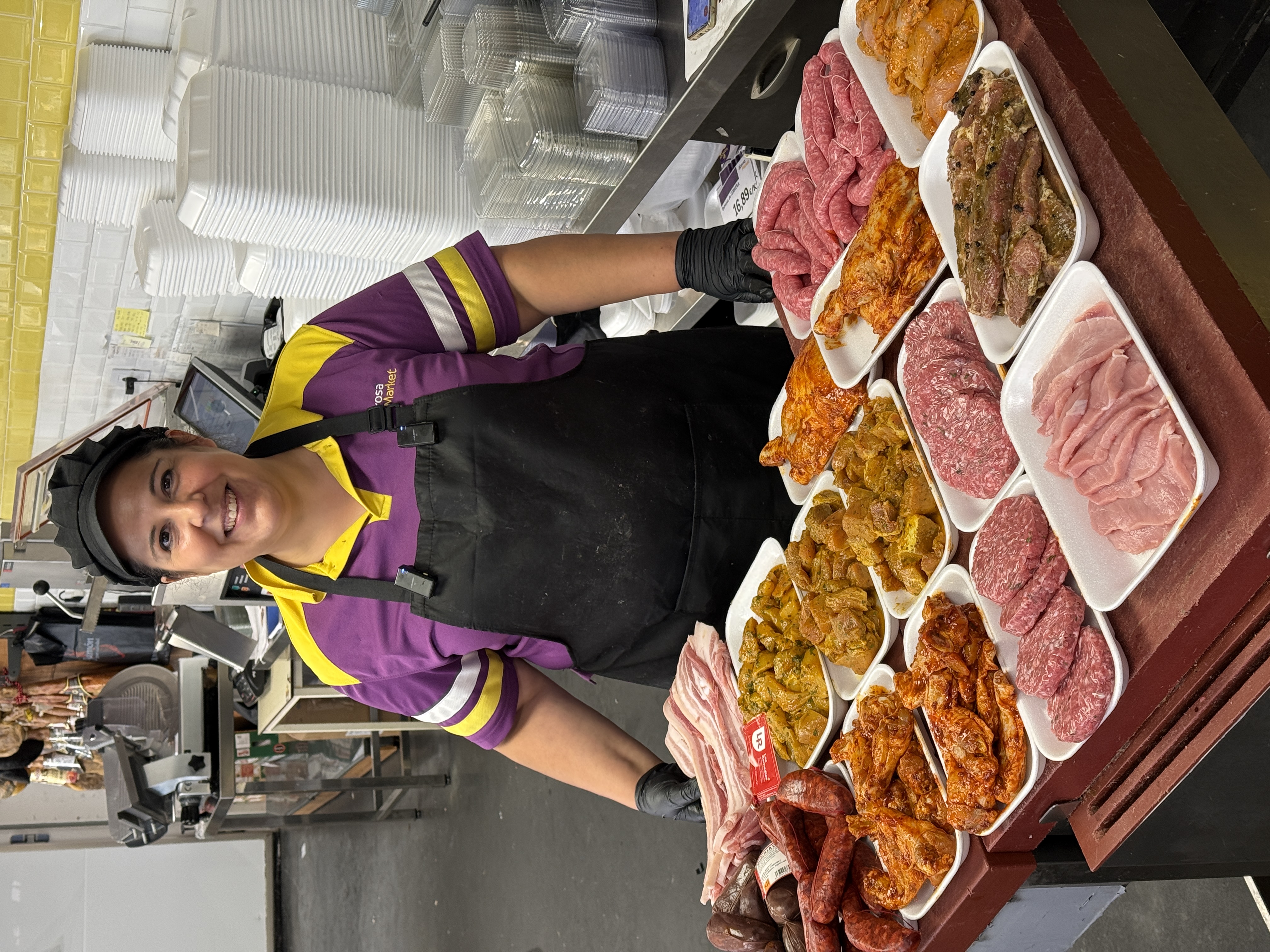 María, carnicera de Borosa Market, con los lotes de barbacoa de San Juan preparados